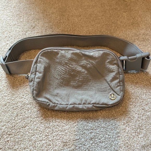 OG Lululemon Wear Everywhere Belt Bag Silver Drop - Picture 1 of 4